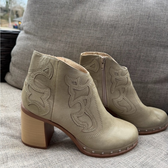 Shoes - Stylish Tan Ankle Boots